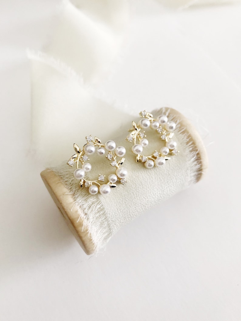 GRACIE // Gold Circle Pearl Wreath Stud Earrings,Bridal pearl gold Earrings,bridesmaid stud Earrings,spring earrings,spring wedding earrings 画像 6