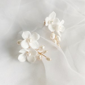 LORENN //PEARL White Flower Wedding Earrings, floral Bride Earrings,Bridal Statement Earrings, Wedding flower earrings,Garden party earrings