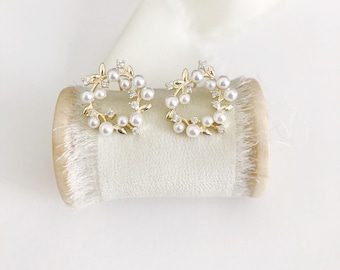 GRACIE // Gold Circle Pearl Wreath Stud Earrings,Bridal pearl gold Earrings,bridesmaid stud Earrings,spring earrings,spring wedding earrings