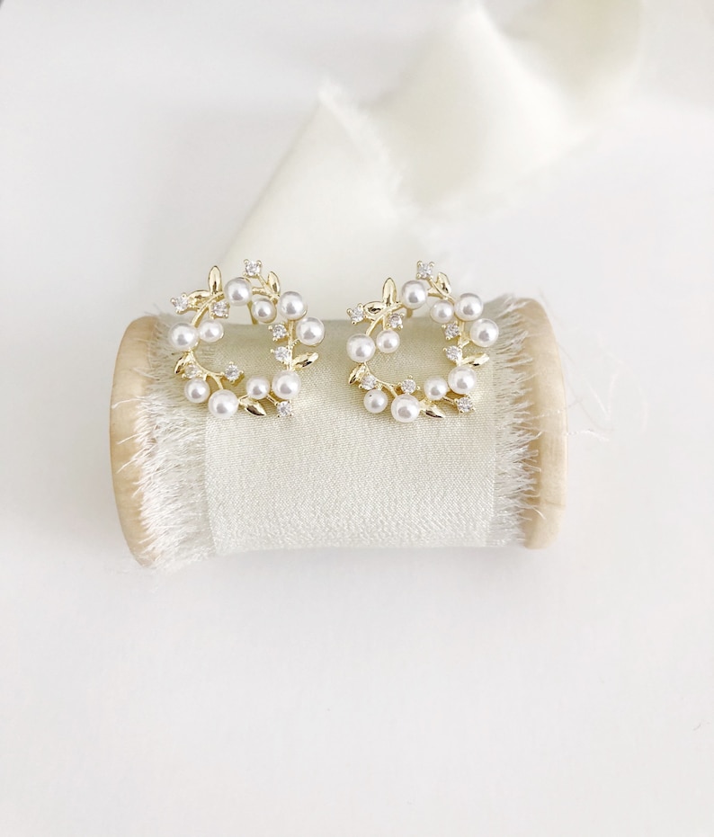 GRACIE // Gold Circle Pearl Wreath Stud Earrings,Bridal pearl gold Earrings,bridesmaid stud Earrings,spring earrings,spring wedding earrings 画像 1