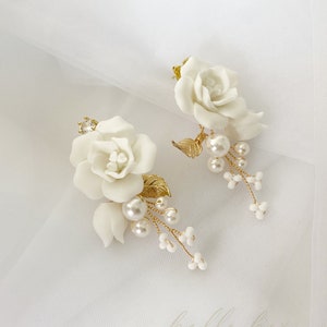 ROSELLE // Flower Wedding Earrings, Ceramic floral Bride Earrings, Bridal pearl earrings, Wedding flower earrings, Garden party earrings