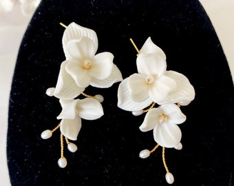 White Pearl Flower Wedding Earrings floral Bride Earrings Spring bride Earrings Wedding flower earrings Garden party earrings / JULIETTE
