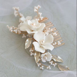 SIMONA // White floral pearl hair comb,Flower pearl comb, bride hair accessory, boho bride headpiece, spring bride hair accessory