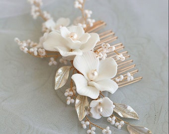 SIMONA // Peigne à fleurs en perles blanches, peigne à fleurs en perles, accessoire de cheveux de mariée, coiffe de mariée bohème, accessoire de cheveux de mariée printanière