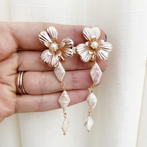 CARMEN // Flower Pearl Wedding Earrings,Long floral Bride Earrings,Bridal Statement Earrings, Wedding flower earrings, Garden party earrings