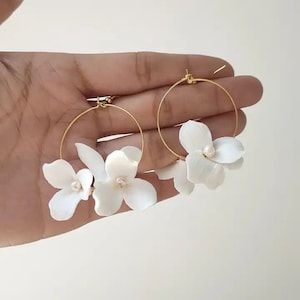 MARBELLA // Freshwater Pearl&Porcelain Flower Wedding Earrings,hoop floral Bride Earrings,Wedding flower Garden party unique earrings