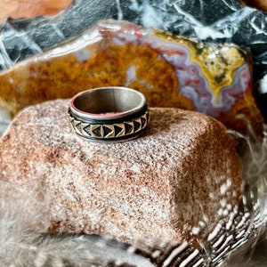 M. M. Rogers 14K Gold, Black and Sterling Silver Arrow Patterned Band, Wedding Bands, Gold Rings, Old Pawn Jewelry, Vintage Jewelry