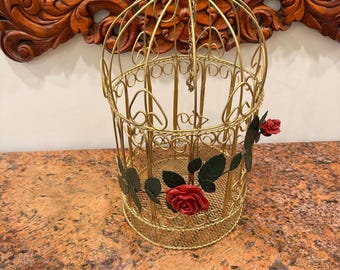 Cage à oiseaux en métal dorée à fleurs rouges et vignes vertes