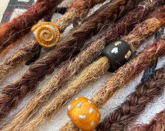 Ensemble de perles métalliques argentées et dorées – Perles d'effroi faites main