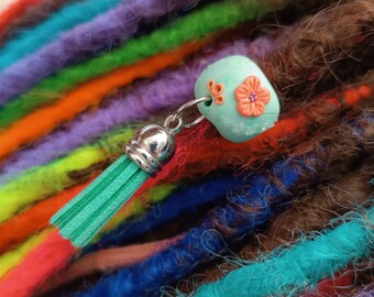 Perle dreadlock fleur printanière faite main : bijoux pour cheveux pastel