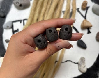 Perles dreadlocks effet rock : charms pour cheveux en pâte polymère faits main