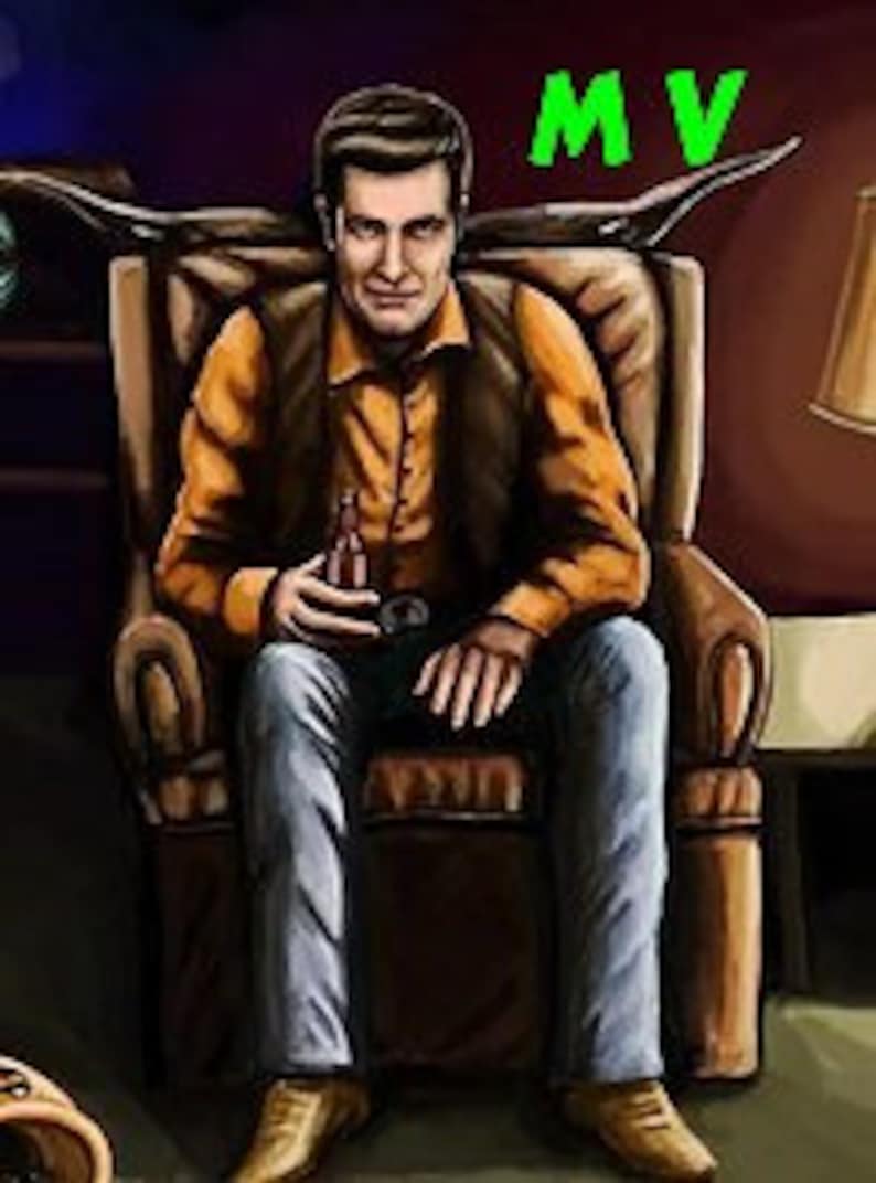 K&ouml;nnte beinhalten: Ein Mann sitzt in einem braunen Ledersessel, tr&auml;gt ein gelbes Hemd, blaue Jeans und braune Stiefel. Er h&auml;lt eine Flasche Bier in seiner rechten Hand.