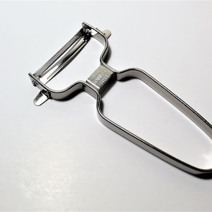 Japanese Stainless Steel Curved Peeler ACP-695 Kitchen Tool Made in Japan