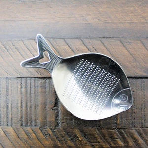 Rallador japonés de acero inoxidable / Herramienta de cocina con forma de oroshigane tai (besugo) Fabricada en Japón