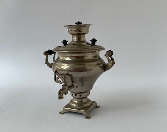 ロシアのサモワールのイラスト、ティーセット、スパイス入りクッキーの