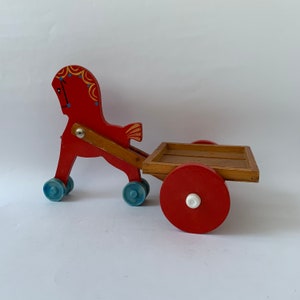 Pferd, Vintage Spielzeug, Holzpferd, rotes Pferd mit einem Wagen, Pull-Spielzeug, alte Spielzeug, Holzspielzeug der UdSSR, Sammlerspielzeug, Kinderzimmer Dekor
