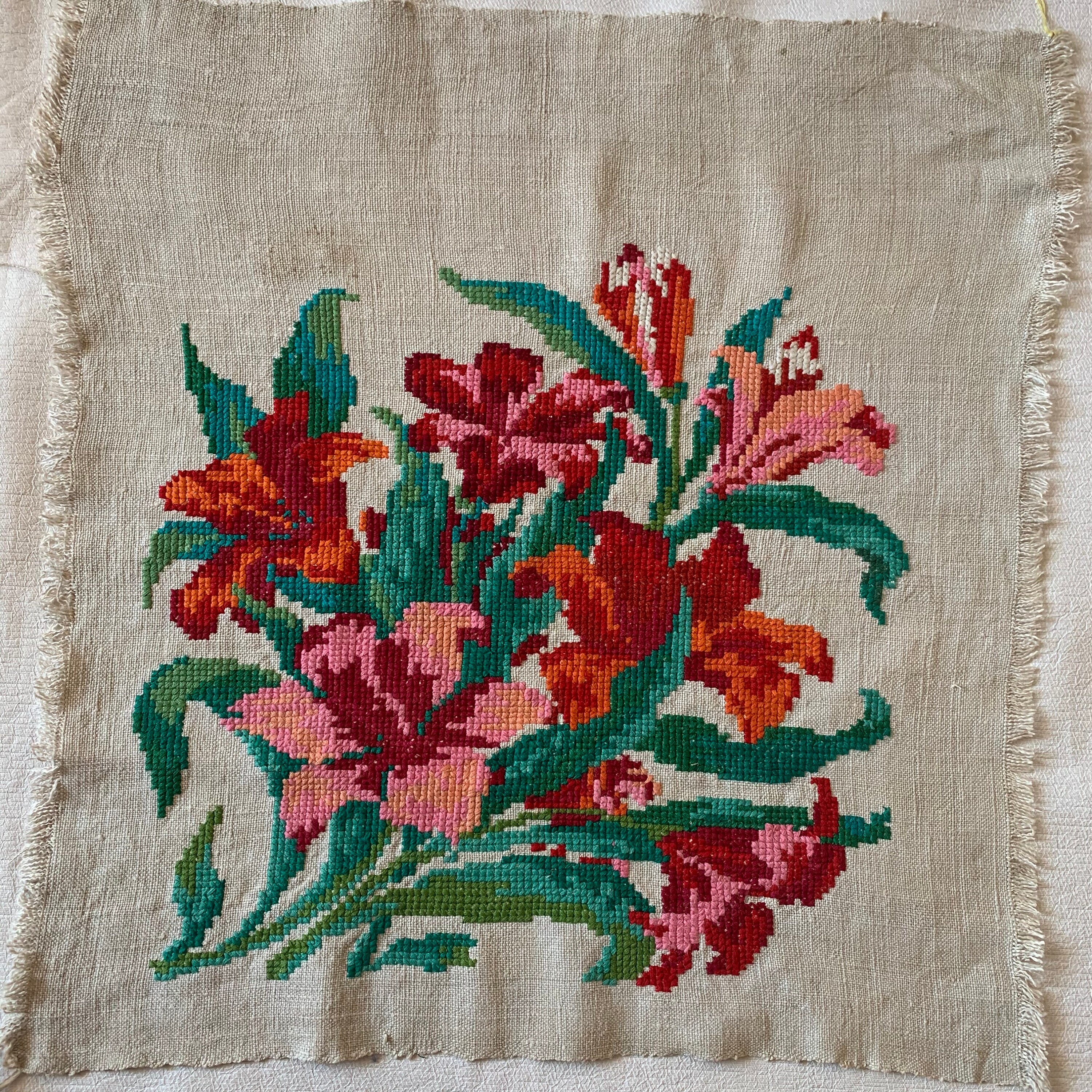 6 très jolies serviettes anciennes brodées main ,broderie de roses