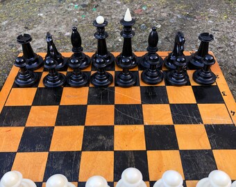 Grand jeu d'échecs soviétique en plastique ukrainien vintage