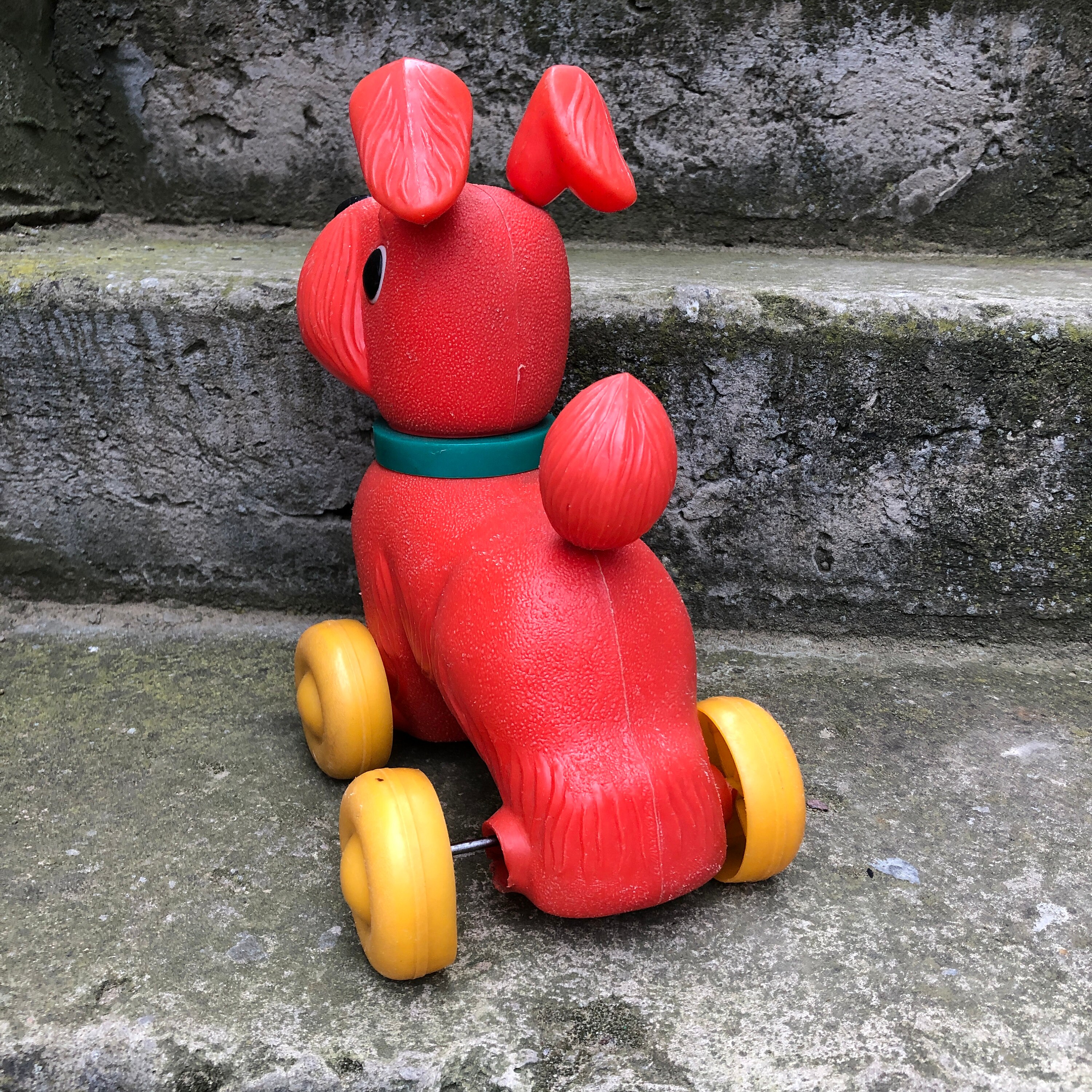 ヴィンテージの珍しいおもちゃ「犬」、プラスチック製の犬、ソビエトの