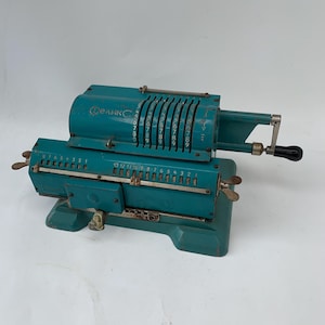 Puede incluir: Un letrero de madera rústico con el texto "Welcome to our home" en letras blancas. El letrero presenta un acabado envejecido y un diseño sencillo y acogedor, perfecto para un porche o entrada.