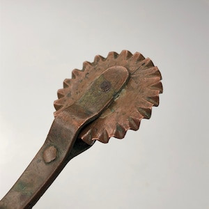 Vintage Dough Cutter, Pie Crimping Machine, Curly Edge Knife, Vintage Dough Cutter, Ravioli Cutter, Primitive Kitchen Tools, Farmhouse Decor