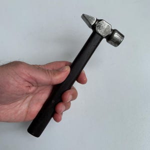Vintage Metallbearbeitungswerkzeug, kleiner Hammer, Spezialhammer, Handwerkswerkzeug, Sammlerhammer, Industriedekor, Metallbearbeitung, Garagenwerkzeug,