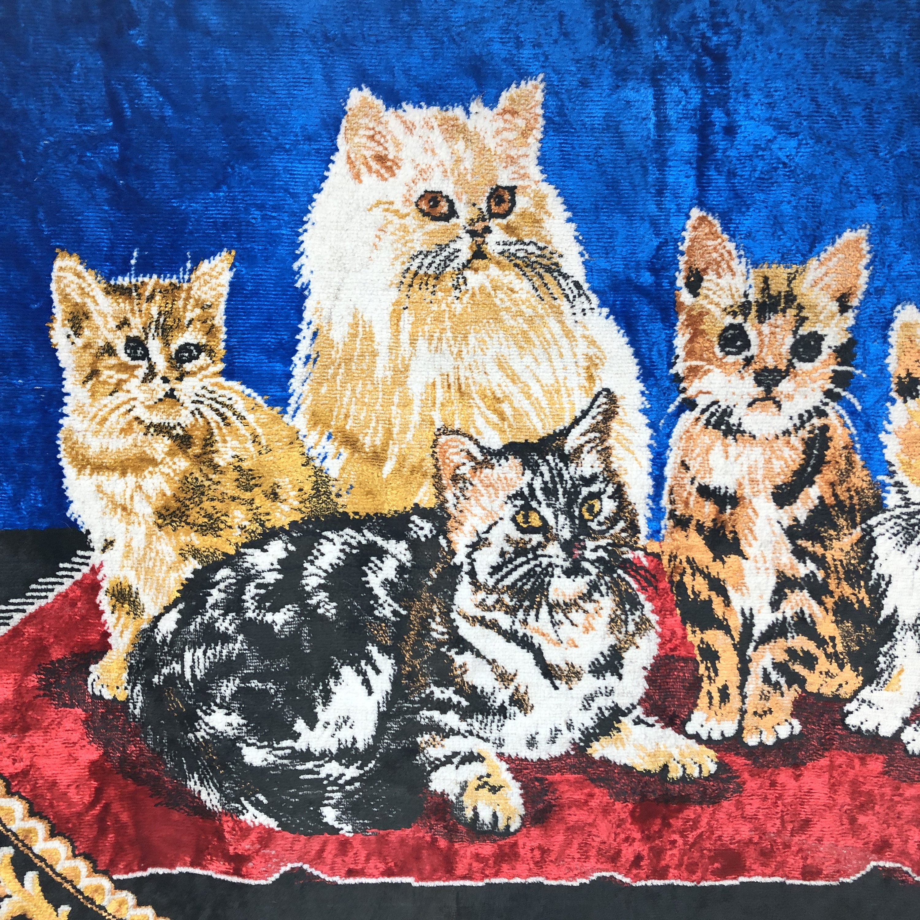 Tapisserie murale vintage en velours avec des chatons