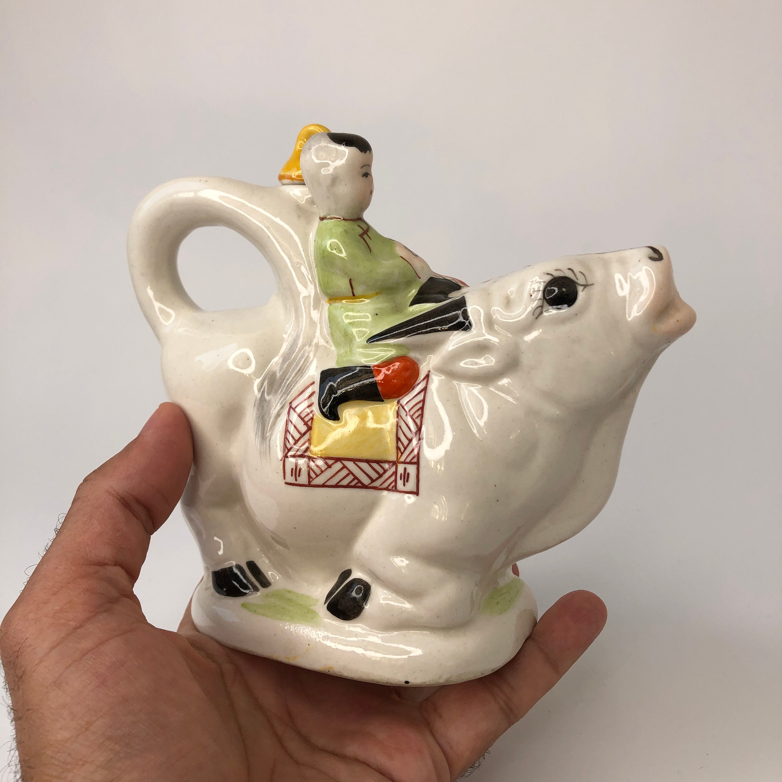 【新品 】置物　陶器　花かごを抱いた女性と男の子 ヴィンテージ磁器の置物、水牛に乗った少年、モンゴルの置物容器