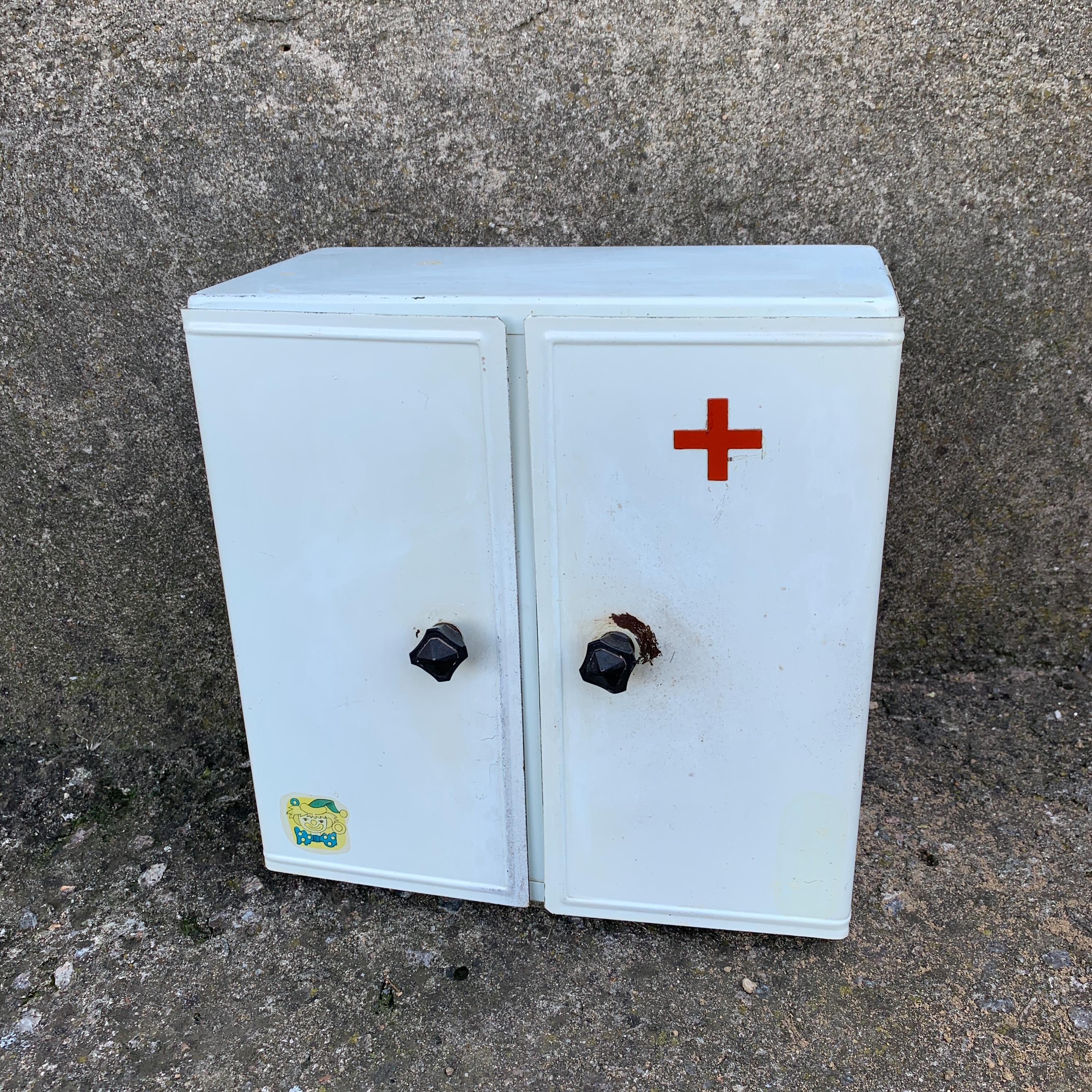 フランス　メディカルボックス　ヴィンテージ Vintage Metal First Aid Kit, Red Cross, Soviet Wall Cabinet