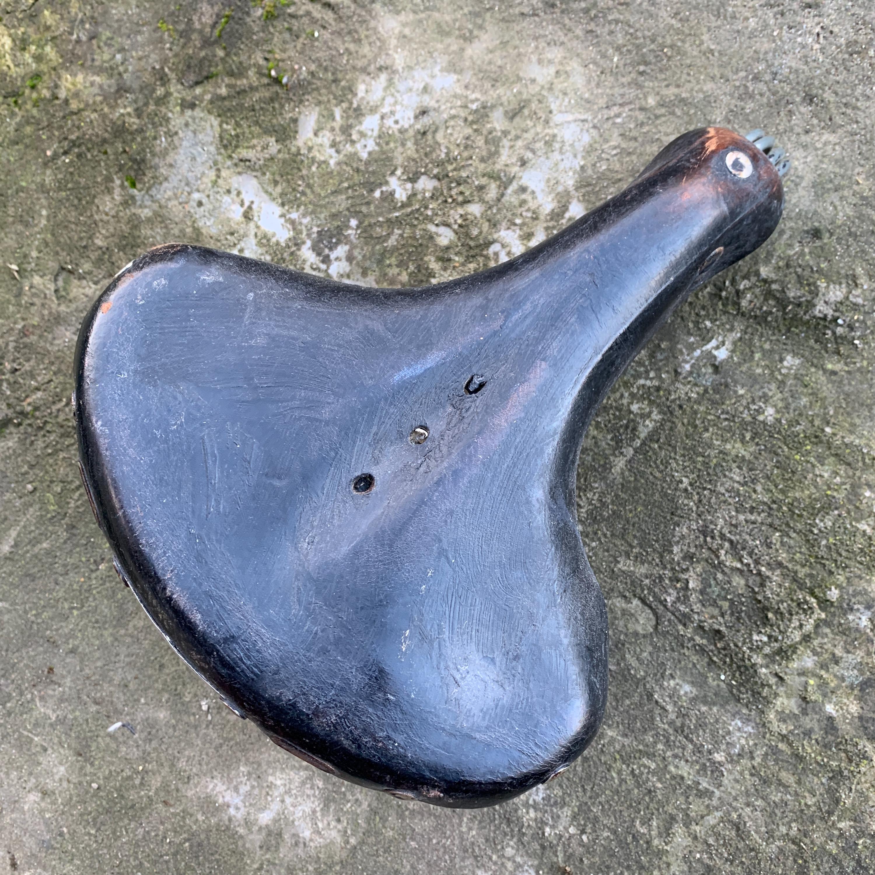 Vintage, selle de vélo. Selle en cuir. Vélo de sport. Rétro. Une partie du vélo. - France Vintage, selle de vélo. Selle en cuir. Vélo de sport. Rétro. Une partie du vélo. - France