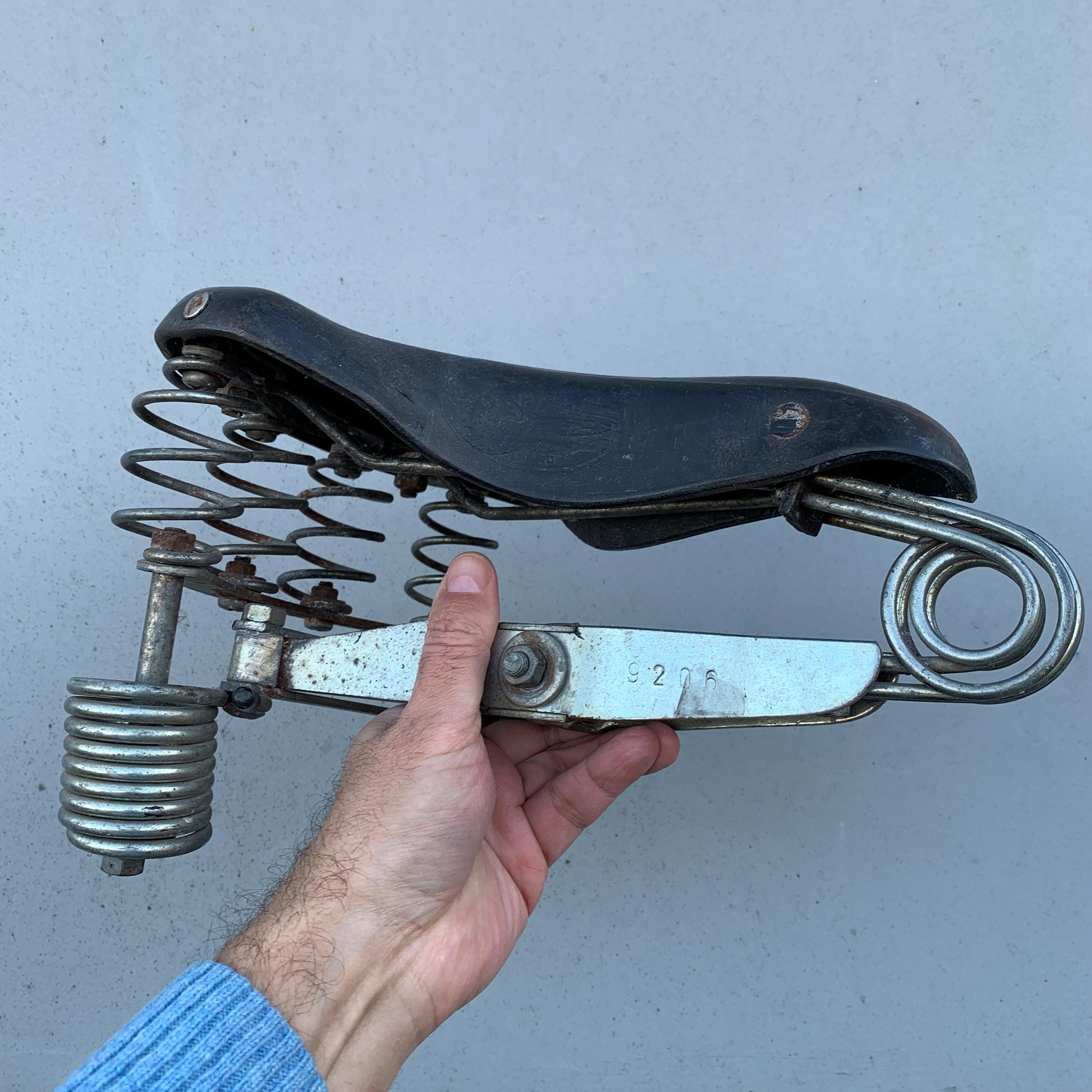 Vintage, selle de vélo. Selle en cuir. Vélo de sport. Rétro. Une partie du vélo. - France