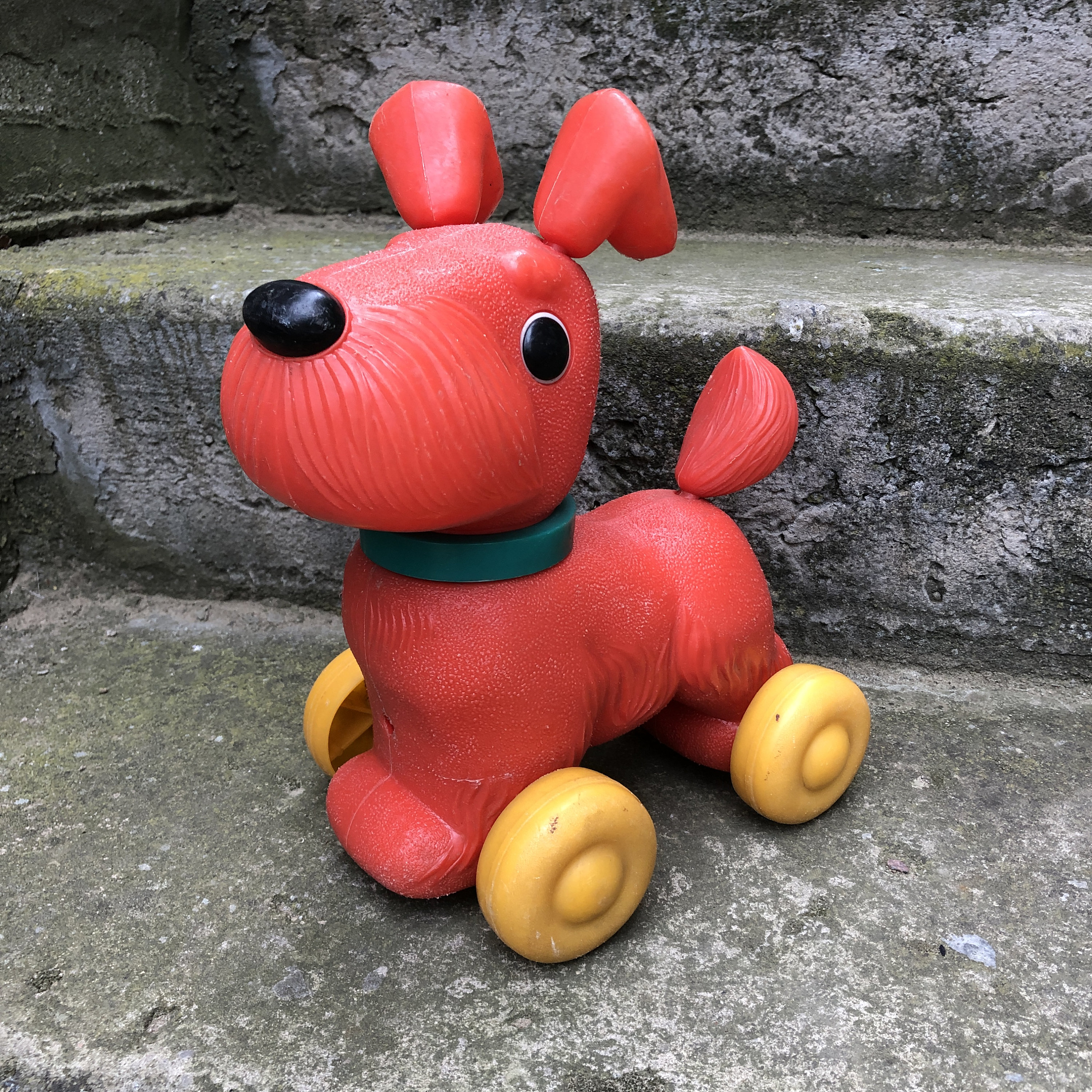 ヴィンテージの珍しいおもちゃ「犬」、プラスチック製の犬、ソビエトの