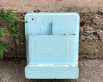 Cepillo de zapatos vintage y cajón de crema, estante de pared, estante de metal, organizador retro, almacenamiento de zapatos, organización de espacio vintage, decoración de pasillo retro