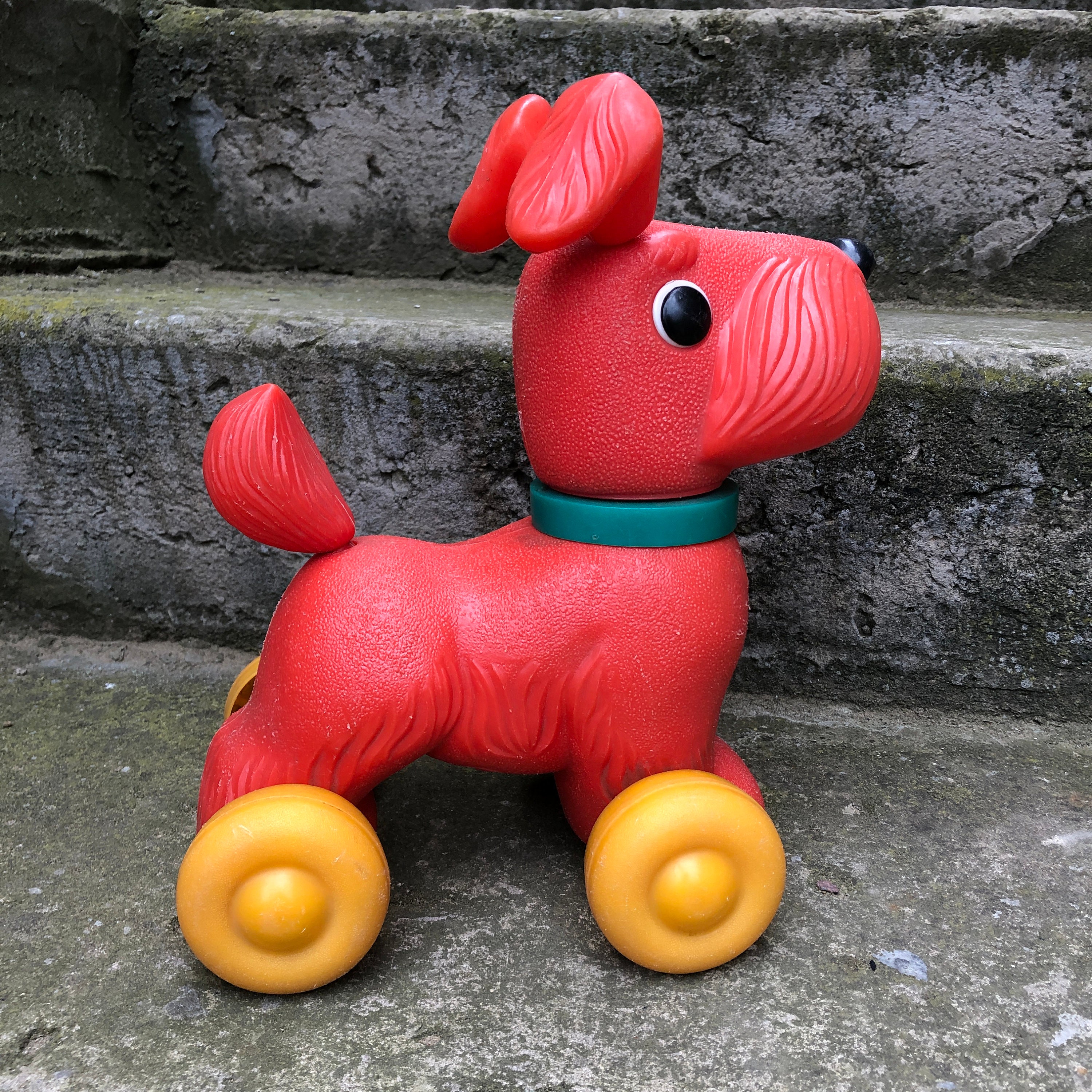 ヴィンテージの珍しいおもちゃ「犬」、プラスチック製の犬、ソビエトの