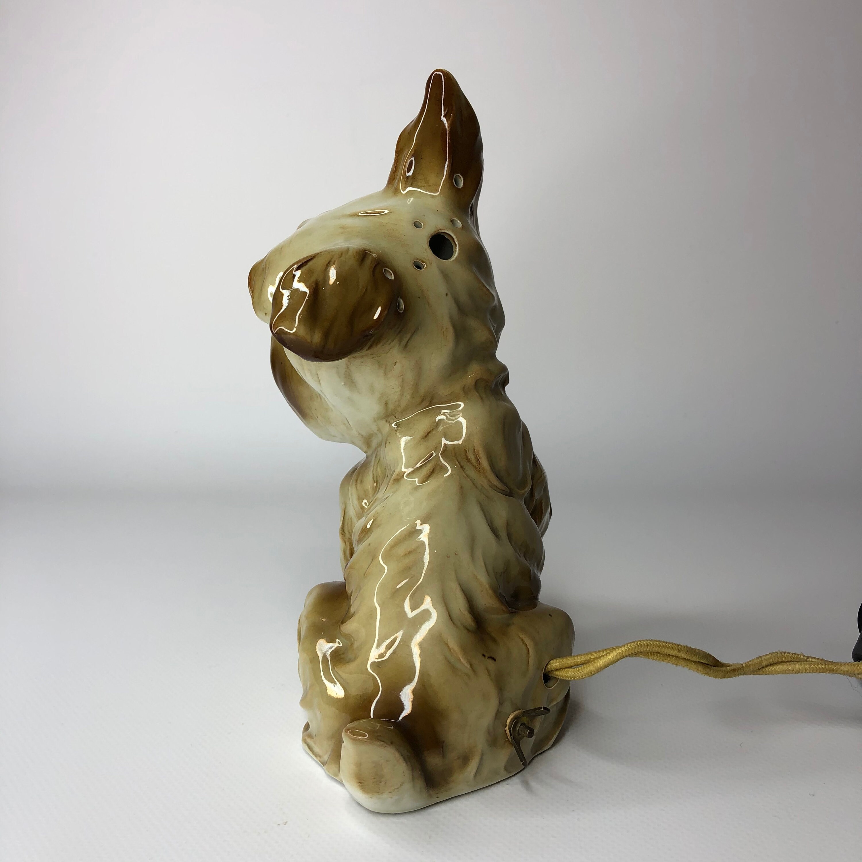 磁器ランプ「犬」、ヴィンテージ電気常夜灯、ドイツ 50 年代、磁器の犬