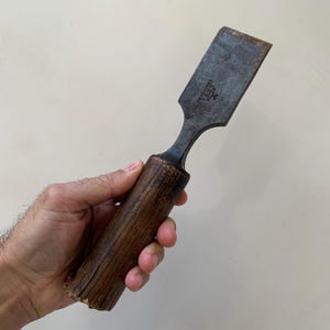Może przedstawiać: Vintage dłuto z drewnianym uchwytem i metalowym ostrzem. Ostrze jest oznaczone "Stanley No. 524 Made in USA".