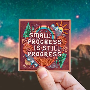 SMALL PROGRESS è pur sempre Progresso // Motivazione, Natura e Montagne - Adesivo per esterni resistente alle intemperie // Vinile 3"