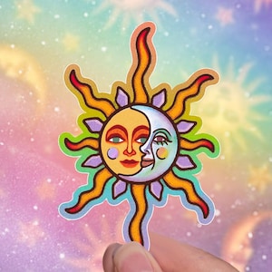 Könnte beinhalten: Ein farbenfroher Aufkleber mit einem Sonnen- und Monddesign. Die Sonne ist gelb und orange mit einem lächelnden Gesicht, während der Mond weiß mit einem ruhigen Ausdruck ist. Der Aufkleber hat eine wellenförmige Umrandung mit lila, grünen und roten Akzenten auf einem pastellfarbenen Hintergrund.