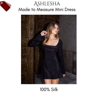 Peut inclure: Mini-robe noire à manches longues et encolure carrée. La robe est en 100% soie et a une jupe évasée. Le texte "ASHLESHA Made to Measure Mini Dress" est en haut de l'image.
