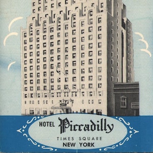 Puede incluir: Una postal vintage con una ilustración en blanco y negro del Hotel Piccadilly en la ciudad de Nueva York. El hotel es un edificio alto y moderno con muchas ventanas. El texto de la postal dice "Hotel Piccadilly, Times Square, Nueva York."