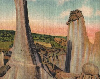 Vintage linnen ansichtkaart met rotsen bedekte torenspitsen Montana Badlands, jaren 40