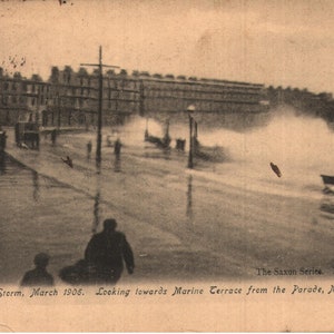 vintage Pre-Linen Postcard The Great Storm, mars 1906. En regardant vers Marine Terrace de la Parade, Margate Royaume-Uni 1906