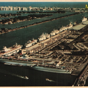 Carte postale chromée continentale vintage Aerial Miami’s Dodge Island Seaport avec des navires de croisière au quai Florida années 1980
