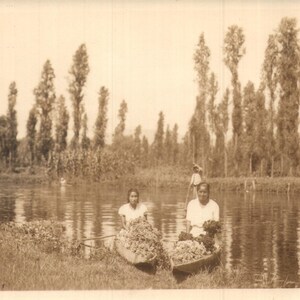 Carte postale vintage avec photo réelle : femmes vendant des fleurs sur des bateaux, Mexique des années 40