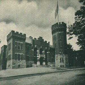 Vintage Vorleinen-Postkarte, Armory Gloversville, New York, 1900er Jahre, ungeteilte Rückseite