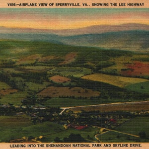 Vista de avión de postal de lino vintage de Sperryville Virginia que muestra la autopista Lee de la década de 1940 que conduce al Parque Nacional Shenandoah