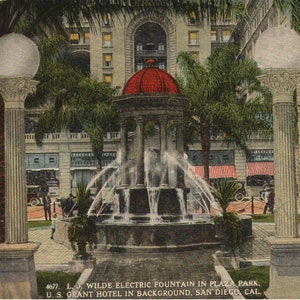 Vintage Pre-Linen Postkarte L J Wilde Electric Springbrunnen im Platz Park US Grant Hotel im Hintergrund San Diego Kalifornien 1910s