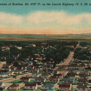 Panorama de carte postale vintage des Rawlins, Alt 6787 Ft. sur la Lincoln Highway (US 30) dans le Wyoming des années 1940