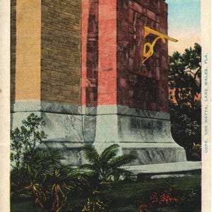 Postal vintage pre-lino: El reloj de sol en la pared del Santuario Singing Tower Mountain Lake, cerca del lago Wales, Florida, década de 1920