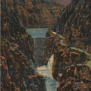 Vintage Linen Postcard Highway et Dam Shoshone Canyon sur Cody Way à Yellowstone Park Wyoming 1946